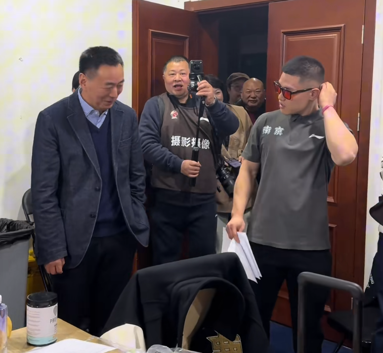 同曦胜深圳,老板更衣室肯定全队,郭昊文汉兹获腰带,氛围极佳